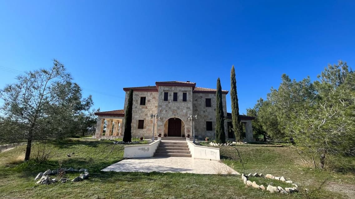 Spacious 4 Bedroom House in Moni